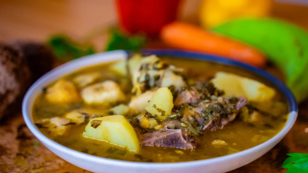 Olla de sancocho colombiano con ingredientes variados