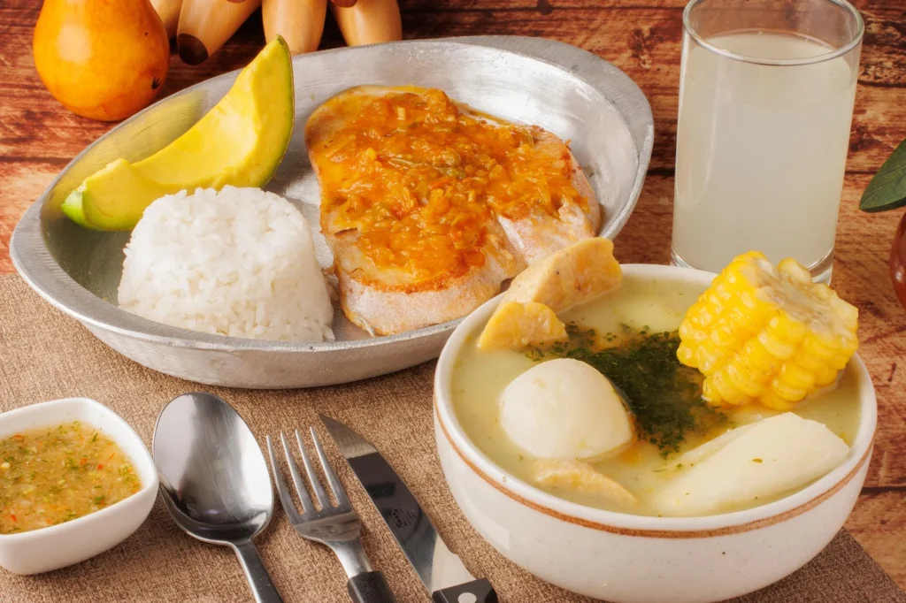 Tazón de ajiaco colombiano con pollo y crema