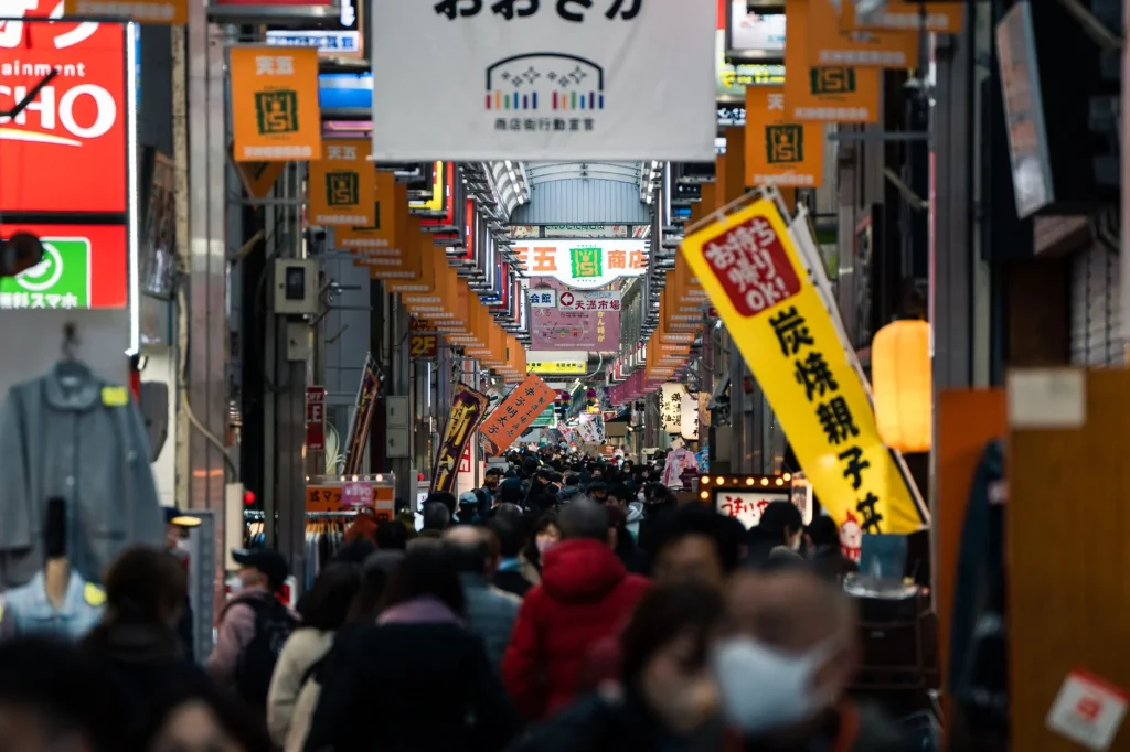 Arcada comercial en Ikebukuro con gente