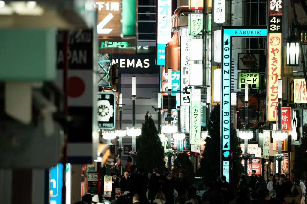 Calles iluminadas de Kabukicho por la noche