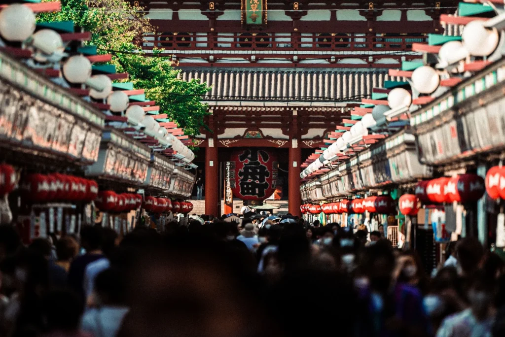 Puestos de comida y souvenirs en Nakamise, Asakusa