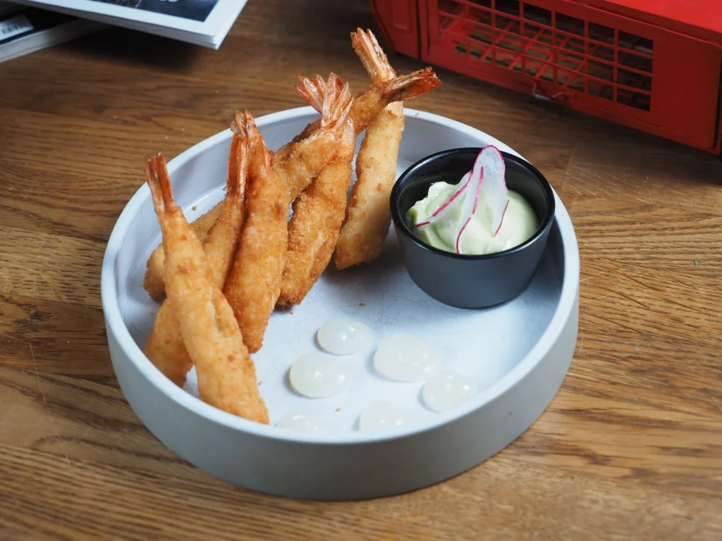 Tempura crujiente en plato
