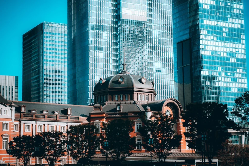 Contraste urbano en Tokio