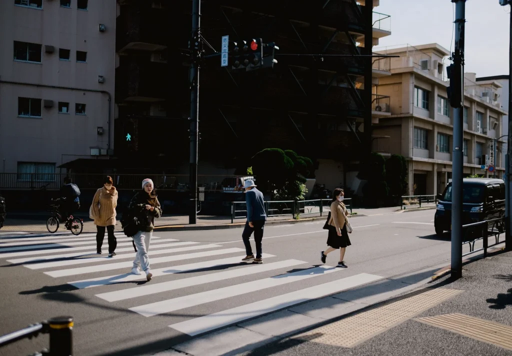 Personas caminando por un paso de peatones en Tokio