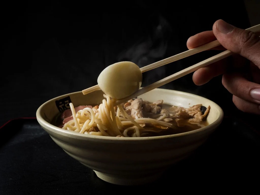 Tazón de ramen humeante
