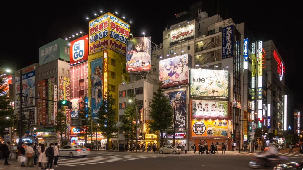 Calles de Akihabara con carteles de anime