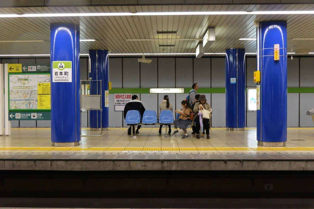 Mapa y andén de tren en Tokio