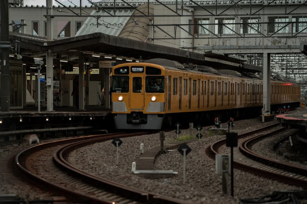 Estación de tren privado en área suburbana