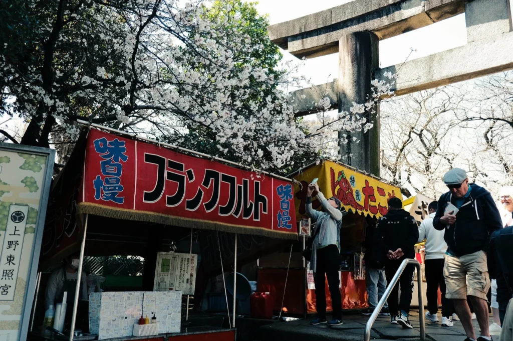 Parque Ueno con árboles y visitantes