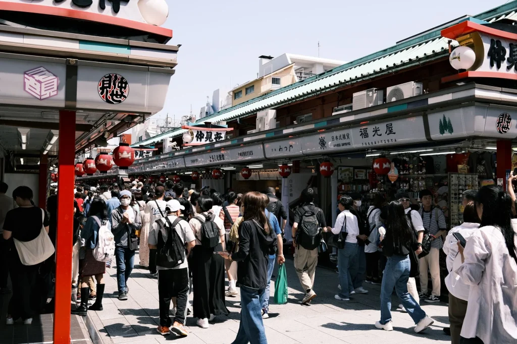 Tiendas tradicionales cerca del templo en Asakusa