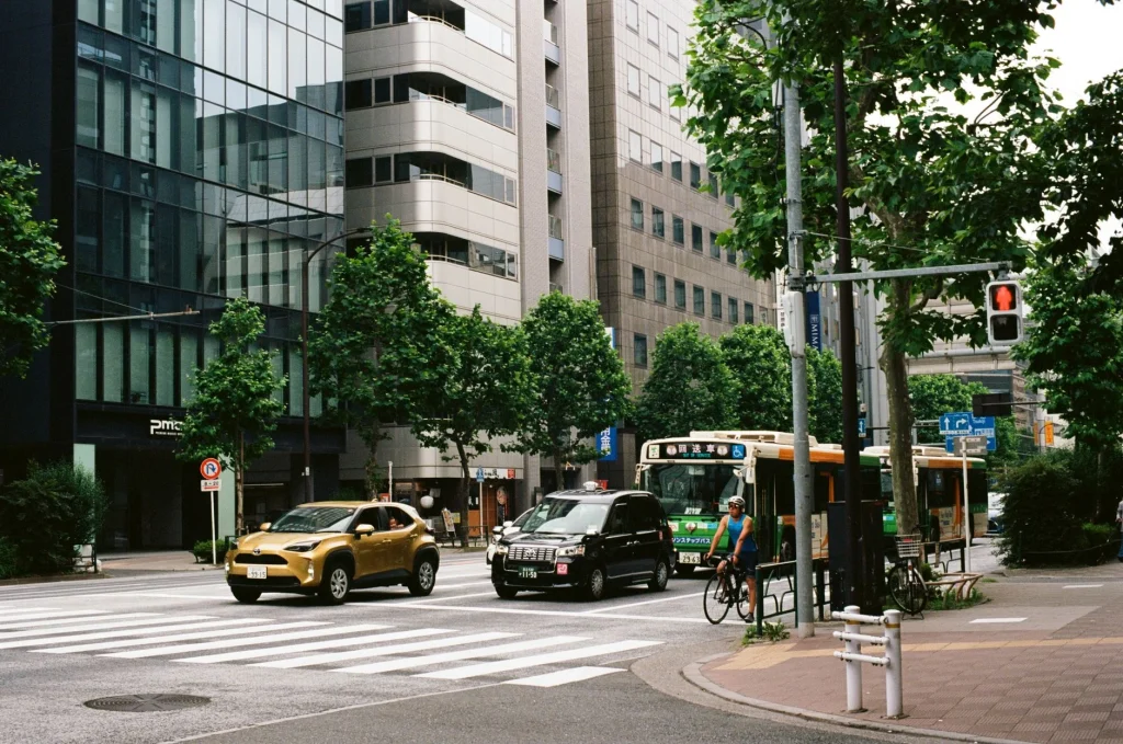 Persona con bicicleta en la calle de Tokio