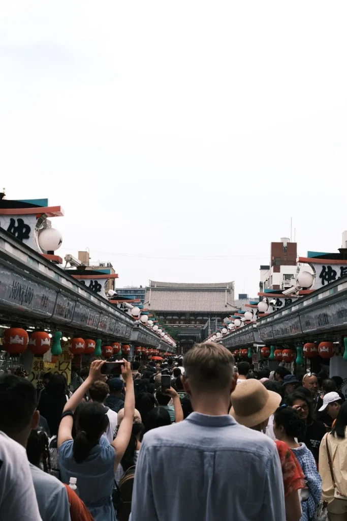 Entrada del templo Senso-ji con la puerta Kaminarimon