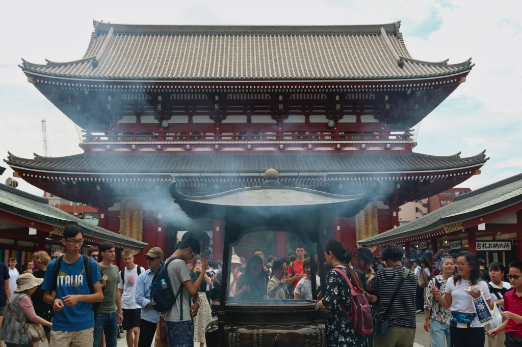 Templo Sensoji en Asakusa con visitantes