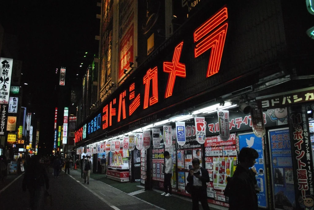 Interior de tienda de electrónica en Akihabara