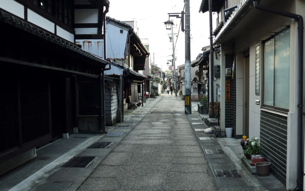 Calle residencial tranquila en Tokio al atardecer