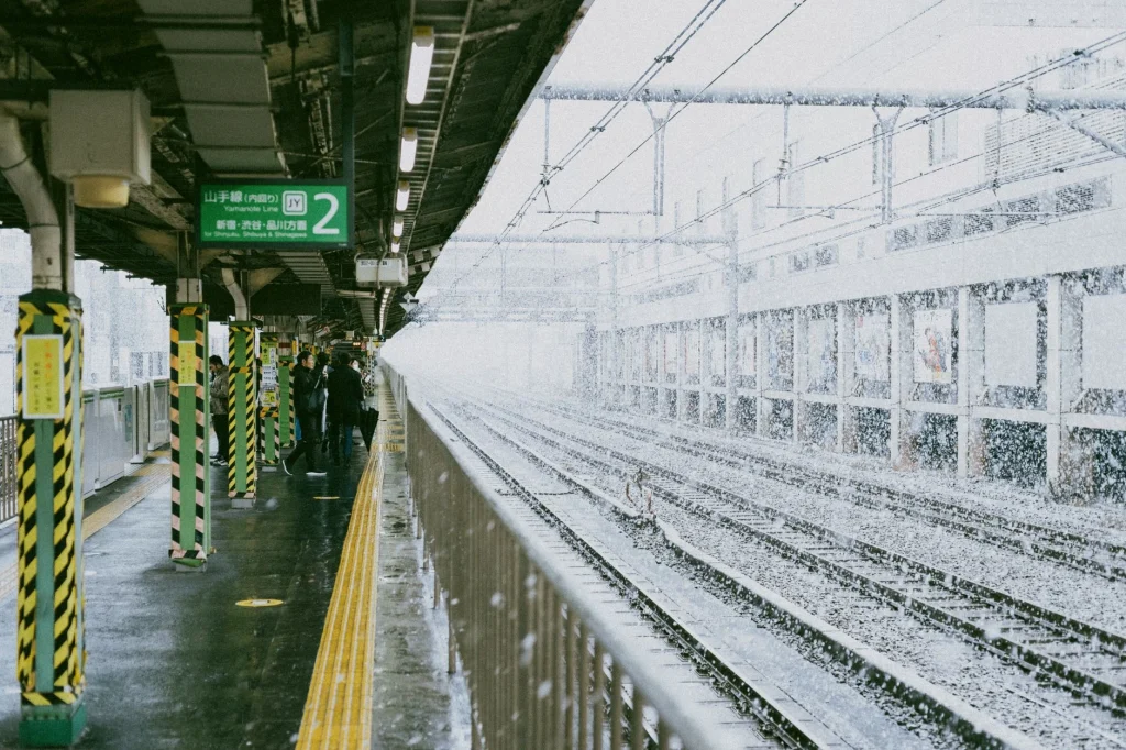 Tren de la línea Yamanote llegando a la estación