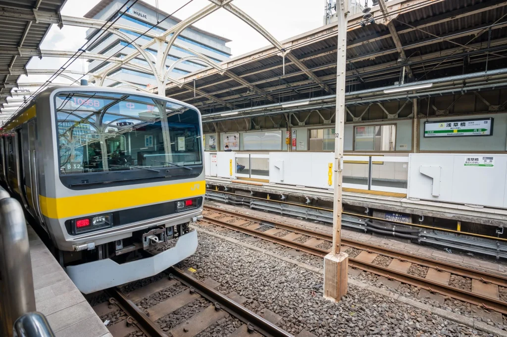 Andén concurrido de estación de tren en Tokio