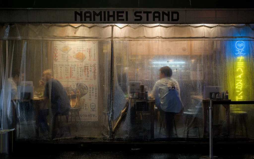 Clientes en un standing bar japonés