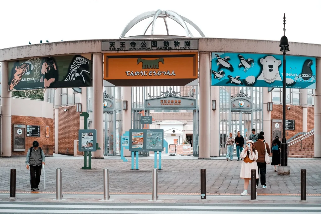 Entrada al zoológico de Ueno con visitantes