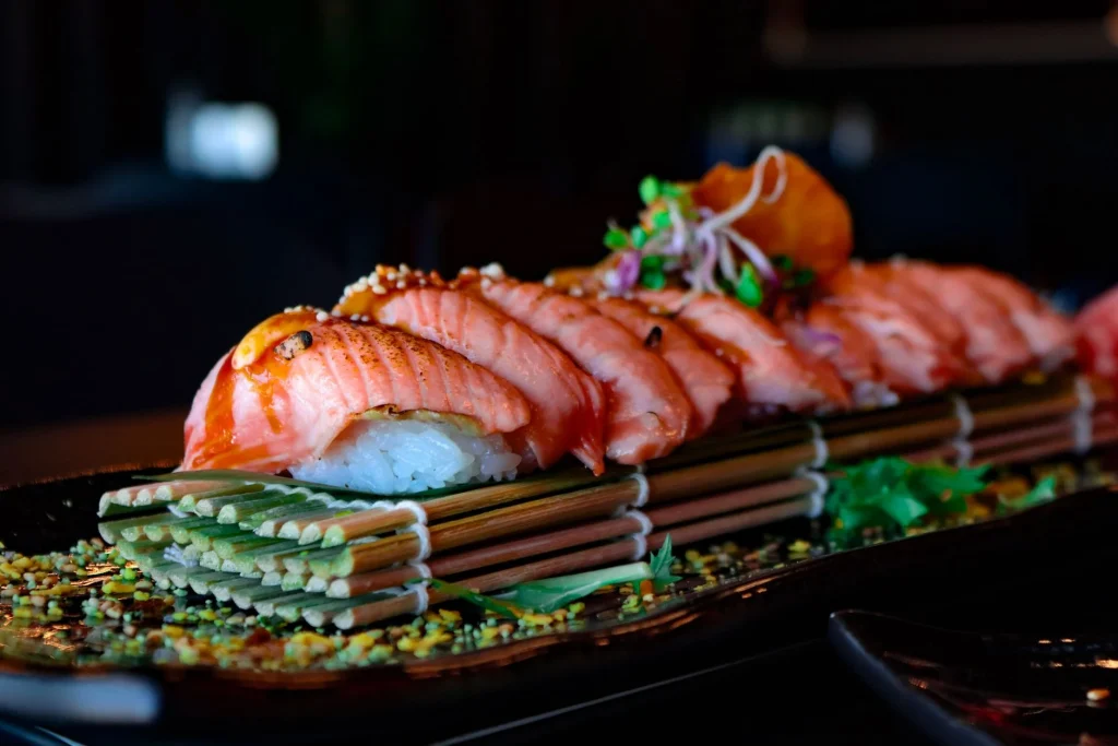 Chef preparando sushi en barra