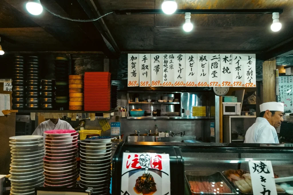 Plato de sushi fresco en restaurante de mercado