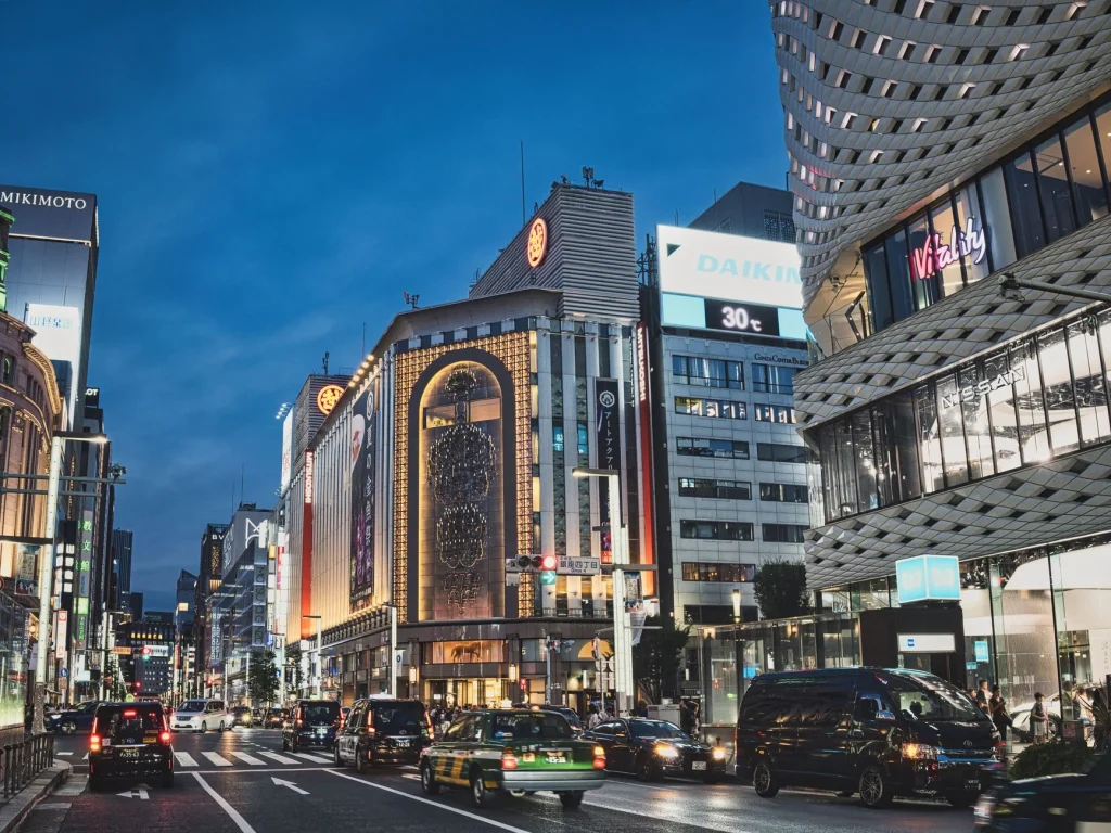 Calle comercial en Ginza con escaparates