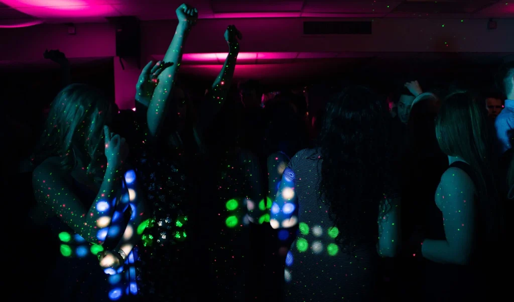 Personas jóvenes saliendo de noche