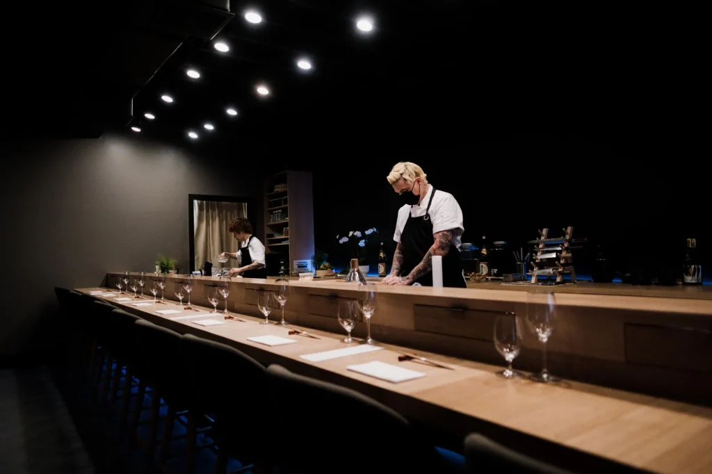 Chef de sushi en barra sirviendo nigiri